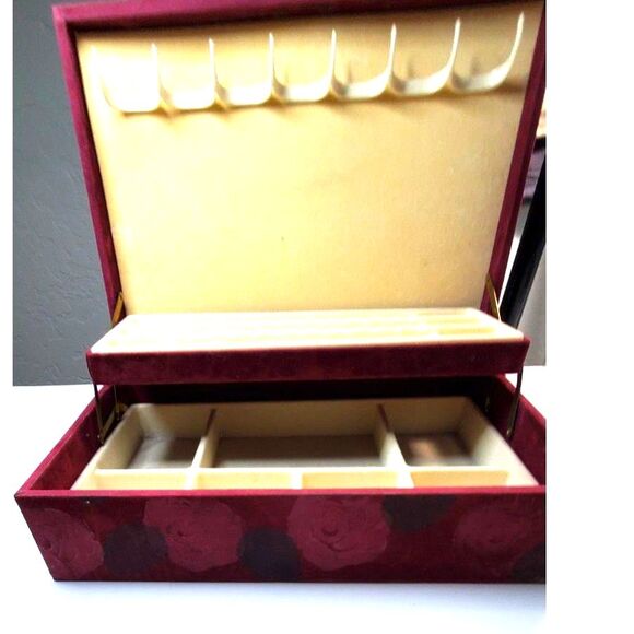 Hand-Painted Jewelry Box in Pink Roses and Green Leafs with a Brass knob - Picture 10 of 10